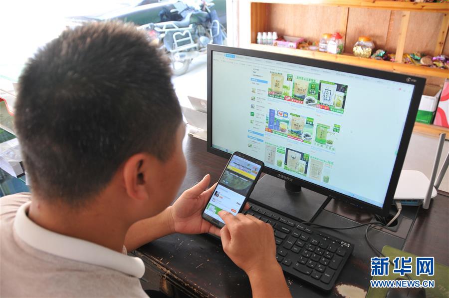 （在習近平新時代中國特色社會主義思想指引下&mdash;&mdash;新時代新作為新篇章&middot;總書記關心的百姓身邊事&middot;圖文互動）（1）手機成為&ldquo;新農具&rdquo;　莊戶人變&ldquo;新店家&rdquo;&mdash;&mdash;農村電商助力農民豐收