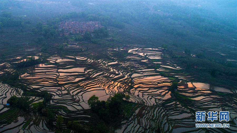 （新華全媒頭條&middot;圖文互動(dòng)）（13）讓各民族手足相親守望相助&mdash;&mdash;以習(xí)近平同志為核心的黨中央關(guān)心少數(shù)民族和民族工作紀(jì)實(shí)