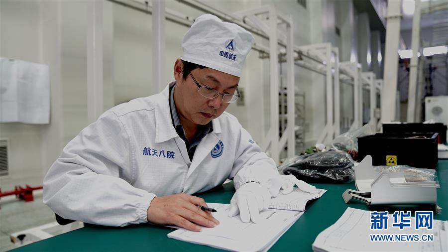 （德耀中華&middot;圖文互動）（2）王曙群：&ldquo;腳踏實地、仰望星空&rdquo;的大國工匠