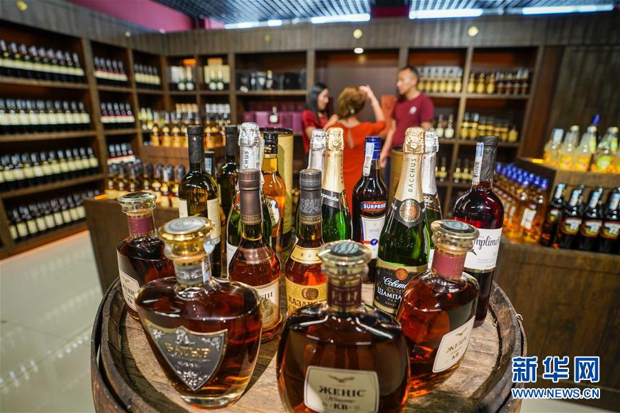 (在習(xí)近平新時(shí)代中國(guó)特色社會(huì)主義思想指引下——新時(shí)代新作為新篇章·總書(shū)記關(guān)切開(kāi)放事·圖文互動(dòng))(4)開(kāi)放,讓迢迢邊關(guān)擁有穩(wěn)穩(wěn)幸福——來(lái)自內(nèi)陸沿邊開(kāi)放小城的故事