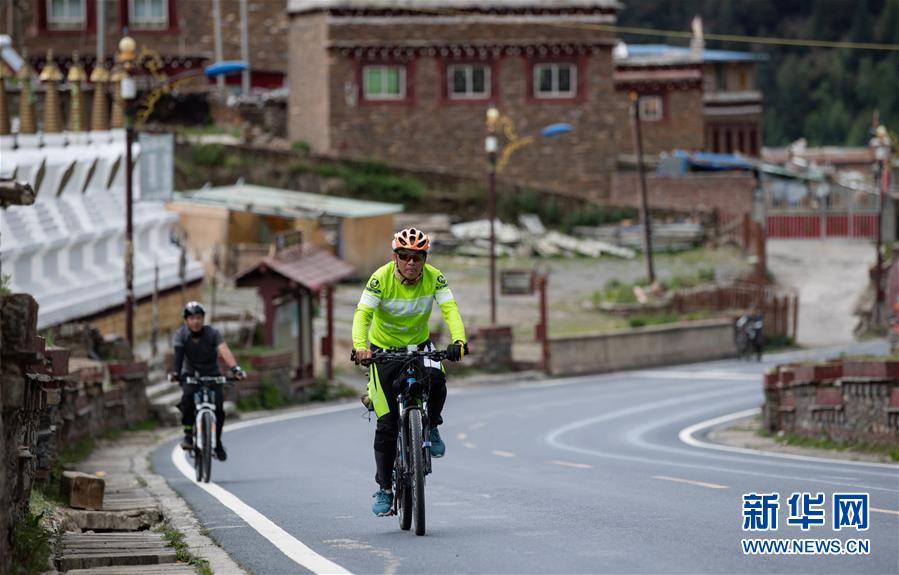 （新華全媒頭條&middot;圖文互動）（11）格桑花開滿天路&mdash;&mdash;寫在川藏公路通車65周年之際