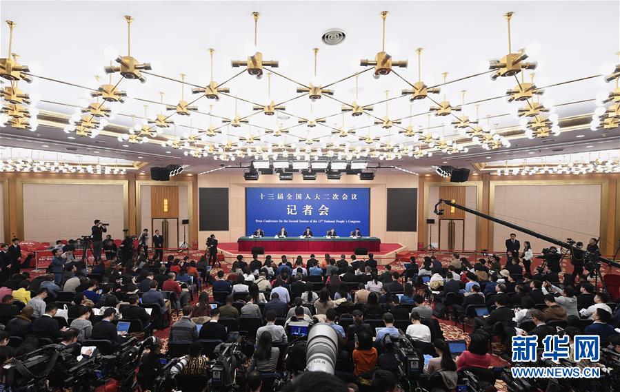 （兩會(huì)&middot;XHDW）（8）商務(wù)部部長(zhǎng)鐘山等就&ldquo;促進(jìn)形成強(qiáng)大國(guó)內(nèi)市場(chǎng) 推動(dòng)全方位對(duì)外開(kāi)放&rdquo;答記者問(wèn)