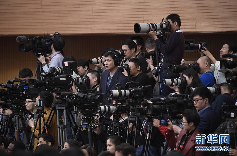 （兩會&middot;XHDW）（9）商務部部長鐘山等就&ldquo;促進形成強大國內市場 推動全方位對外開放&rdquo;答記者問