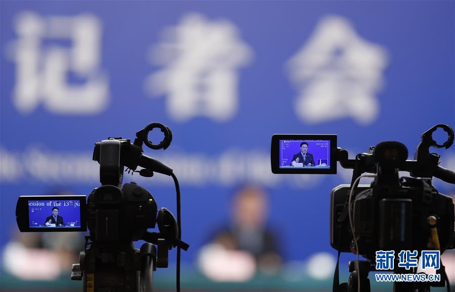 （兩會(huì)&middot;XHDW）（14）最高人民法院審判委員會(huì)副部級(jí)專(zhuān)職委員劉貴祥等就&ldquo;攻堅(jiān)&lsquo;基本解決執(zhí)行難&rsquo;&rdquo;答記者問(wèn)