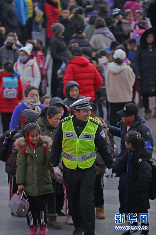 （新春走基層&middot;圖文互動(dòng)）（3）老楊貓腰護(hù)學(xué)：20米走了33年