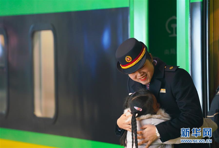 （新春走基層&middot;圖文互動）（4）站臺上的&ldquo;兩塊表&rdquo;