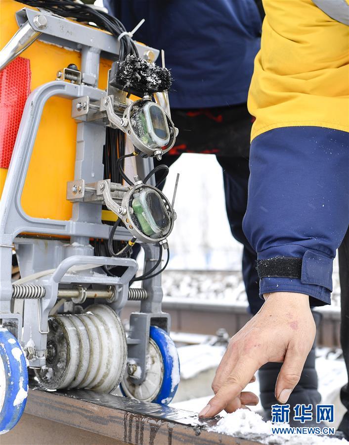 （新春走基層）（13）嚴寒下的&ldquo;鐵路醫生&rdquo;：風雪中守護回家路