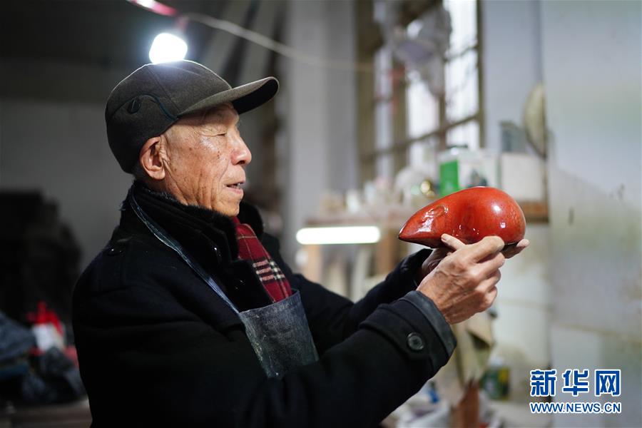 (新春走基層·圖文互動)(1)瓷鼠鬧新春