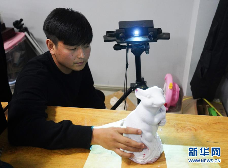 (新春走基層·圖文互動)(7)瓷鼠鬧新春