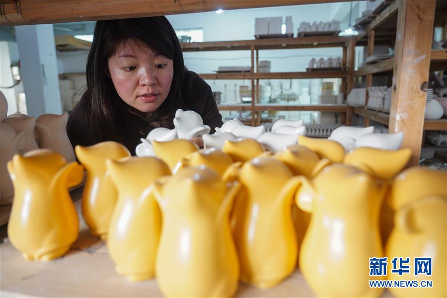 (新春走基層·圖文互動)(5)瓷鼠鬧新春