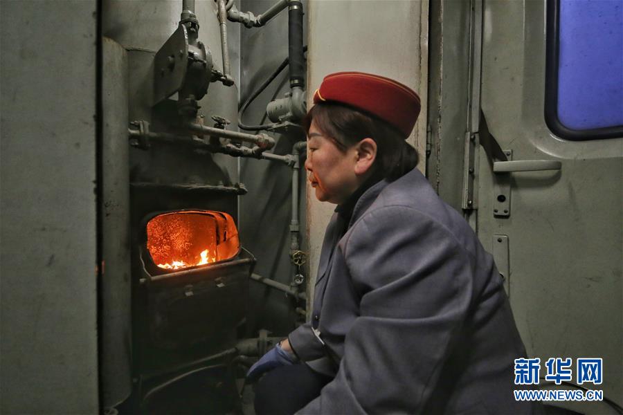 （新春走基層&middot;圖文互動）（2）小康路上，與&ldquo;小慢車&rdquo;同行&mdash;&mdash;長白山區綠皮火車二三事