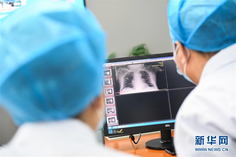 （聚焦疫情防控&middot;圖文互動）（5）特寫：遠程醫療中心里的生命接力