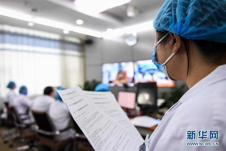 （聚焦疫情防控&middot;圖文互動）（7）特寫：遠程醫療中心里的生命接力