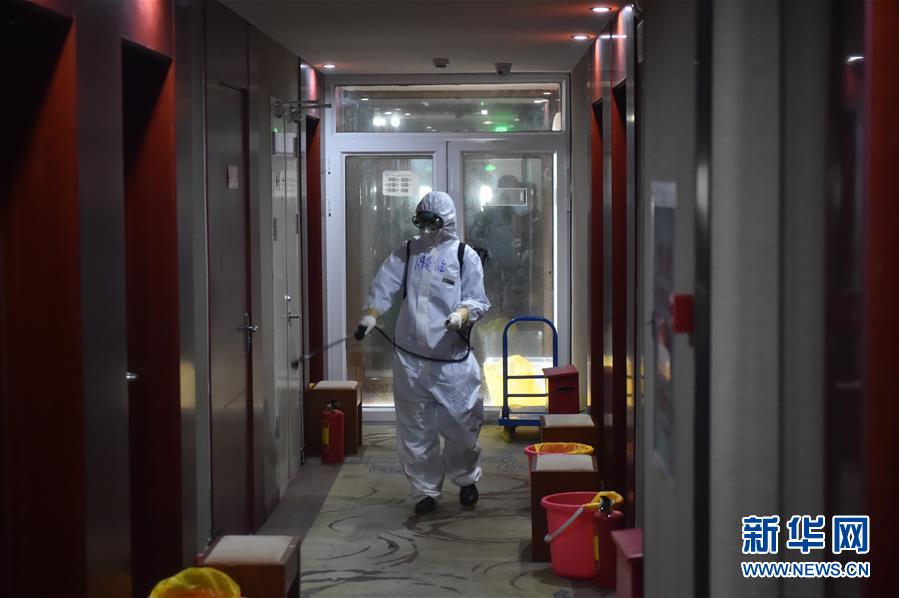 (聚焦疫情防控·圖文互動)(6)“感恩每一位‘不曾謀面’的醫護人員”——探訪返京人員醫學集中隔離觀察點