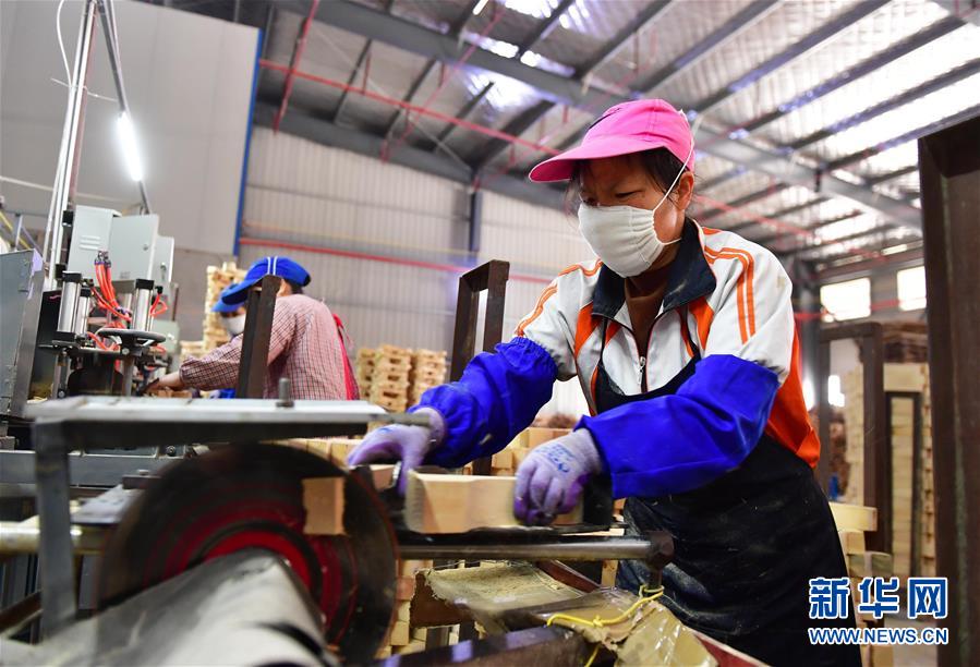 （新華全媒頭條&middot;圖文互動）（15）磨難壓不垮 奮起正當時&mdash;&mdash;習近平總書記在統籌推進新冠肺炎疫情防控和經濟社會發展工作部署會議上的重要講話振奮人心凝聚力量