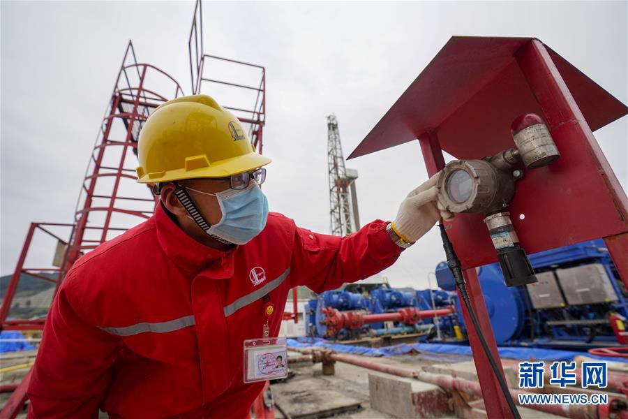 （新華全媒頭條&middot;圖文互動）（18）磨難壓不垮 奮起正當時&mdash;&mdash;習近平總書記在統籌推進新冠肺炎疫情防控和經濟社會發展工作部署會議上的重要講話振奮人心凝聚力量