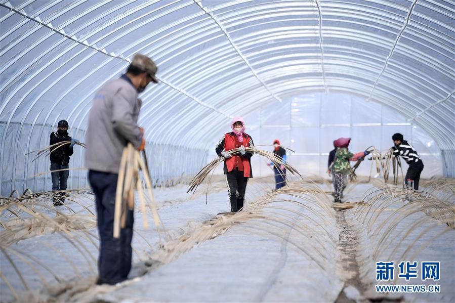 （在習(xí)近平新時(shí)代中國(guó)特色社會(huì)主義思想指引下&mdash;&mdash;新時(shí)代新作為新篇章&middot;習(xí)近平總書(shū)記關(guān)切事&middot;圖文互動(dòng)）（1）戰(zhàn)&ldquo;疫&rdquo;戰(zhàn)&ldquo;貧&rdquo;都要贏&mdash;&mdash;脫貧攻堅(jiān)一線打響兩場(chǎng)硬仗