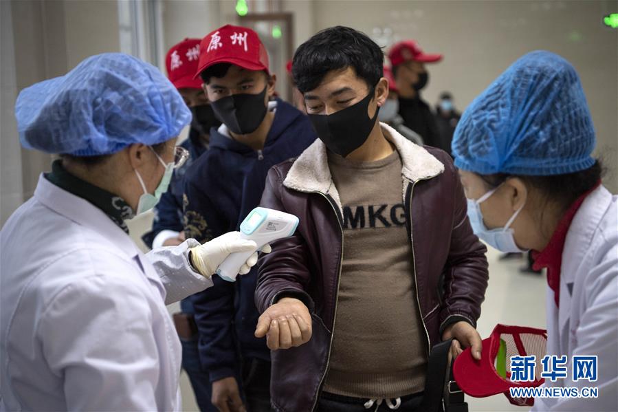 （在習(xí)近平新時(shí)代中國(guó)特色社會(huì)主義思想指引下&mdash;&mdash;新時(shí)代新作為新篇章&middot;習(xí)近平總書(shū)記關(guān)切事&middot;圖文互動(dòng)）（5）戰(zhàn)&ldquo;疫&rdquo;戰(zhàn)&ldquo;貧&rdquo;都要贏&mdash;&mdash;脫貧攻堅(jiān)一線打響兩場(chǎng)硬仗