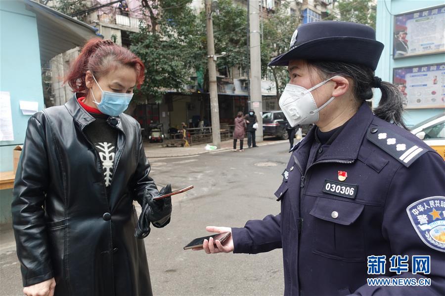 （一線抗疫群英譜&middot;圖文互動）（1）民警王群：老舊小區里的抗疫&ldquo;團&rdquo;長