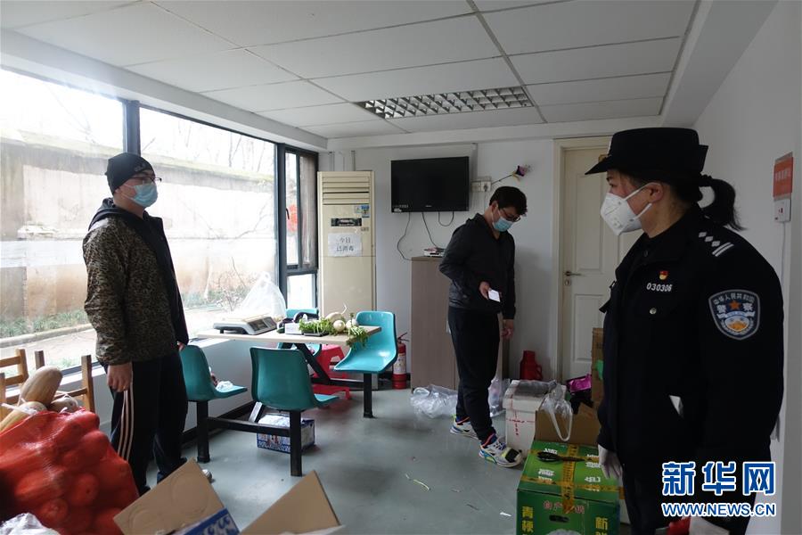 （一線抗疫群英譜&middot;圖文互動）（2）民警王群：老舊小區里的抗疫&ldquo;團&rdquo;長