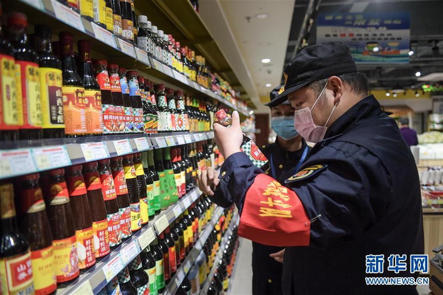 （在習(xí)近平新時代中國特色社會主義思想指引下&mdash;&mdash;新時代新作為新篇章&middot;習(xí)近平總書記關(guān)切事）（1）&ldquo;平凡英雄&rdquo;的力量&mdash;&mdash;致敬堅守戰(zhàn)&ldquo;疫&rdquo;一線的社區(qū)工作者 