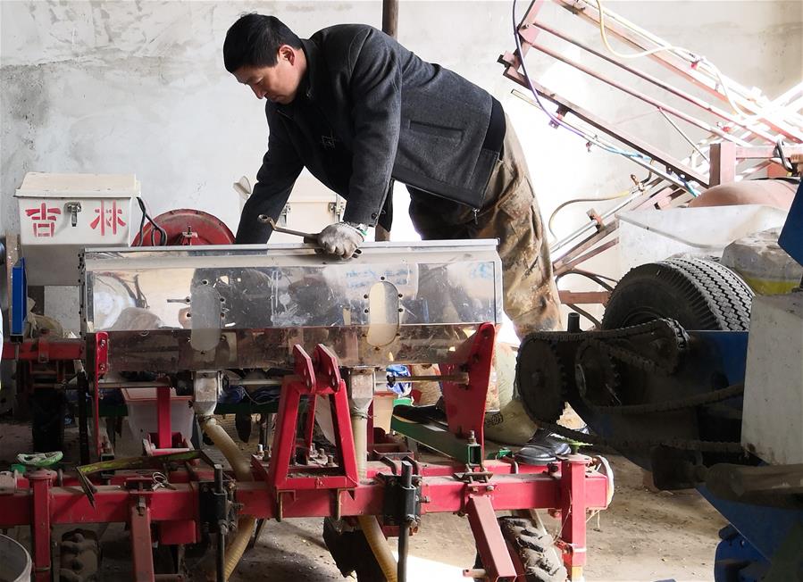 （在習(xí)近平新時代中國特色社會主義思想指引下&mdash;&mdash;新時代新作為新篇章&middot;習(xí)近平總書記關(guān)切事&middot;圖文互動）（3）為農(nóng)田注入硬核生產(chǎn)力&mdash;&mdash;一些地方春耕中農(nóng)業(yè)科技創(chuàng)新掃描