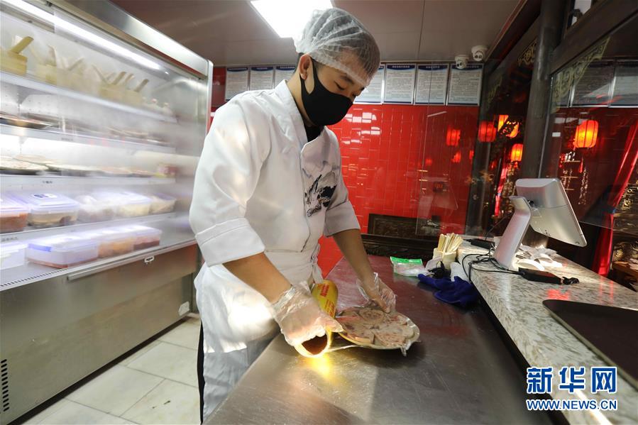 （圖文互動）（4）特寫：限人數、分餐吃、用公筷&mdash;&mdash;偏遠小城&ldquo;吃飯&rdquo;見聞