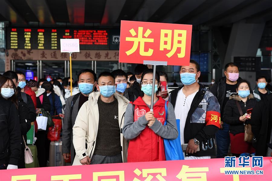 (在習(xí)近平新時代中國特色社會主義思想指引下——新時代新作為新篇章·習(xí)近平總書記關(guān)切事·圖文互動)(14)精準(zhǔn)發(fā)力抓統(tǒng)籌——各地落實(shí)“分區(qū)分級”有序恢復(fù)生產(chǎn)生活