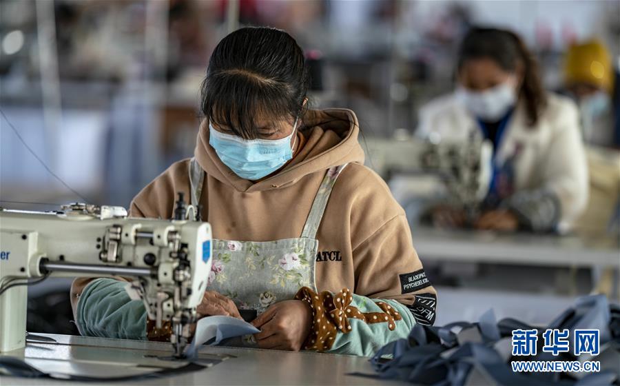 （在習近平新時代中國特色社會主義思想指引下&mdash;&mdash;新時代新作為新篇章&middot;習近平總書記關切事&middot;圖文互動）（1）戰(zhàn)&ldquo;疫&rdquo;要勁時，戰(zhàn)&ldquo;貧&rdquo;再加把勁！&mdash;&mdash;中央各部門助力脫貧攻堅很給力