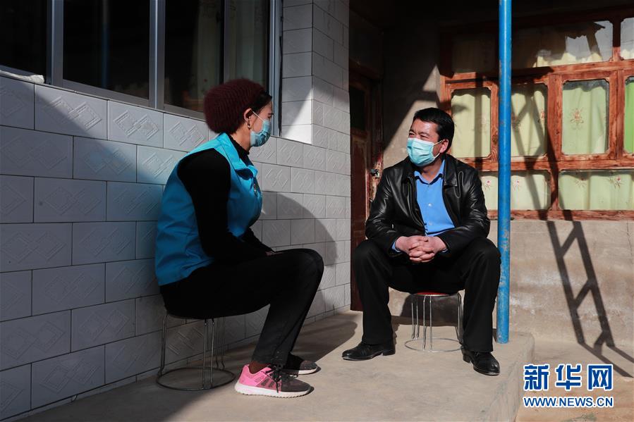 (新華全媒頭條·圖文互動(dòng))(4)特殊時(shí)期,他們這樣履職——全國(guó)人大代表這個(gè)春天在行動(dòng)