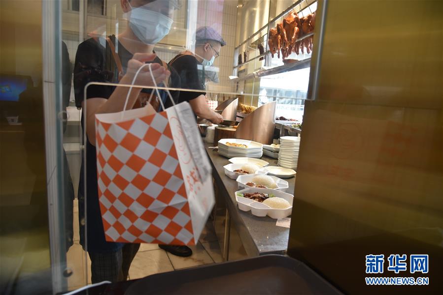 （聚焦復工復產&middot;圖文互動）（4）觸網接單、開發簡餐、直播賣貨&mdash;&mdash;餐企換招自救