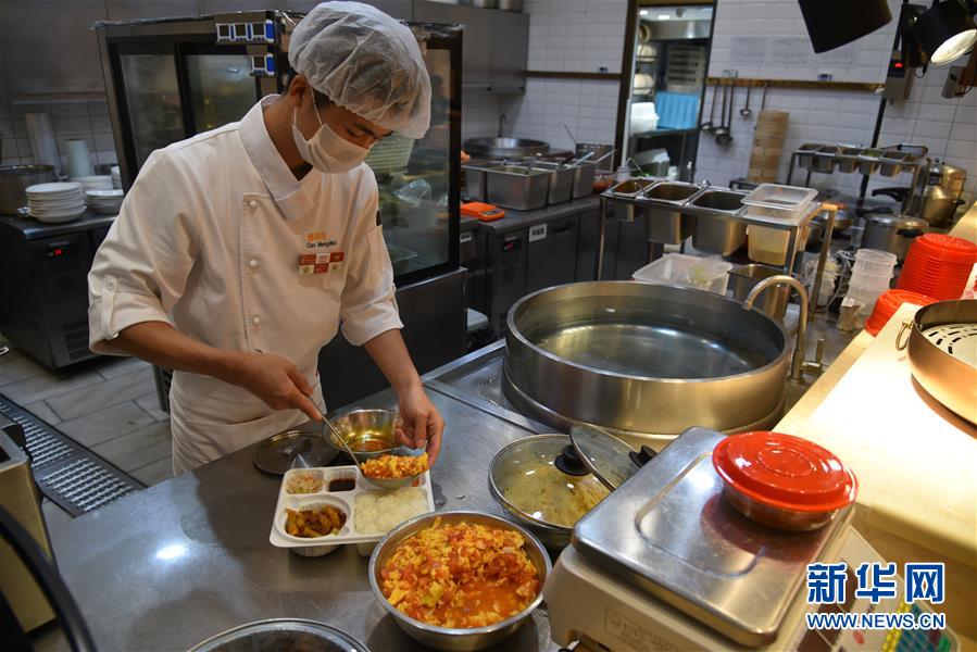 （聚焦復工復產&middot;圖文互動）（5）觸網接單、開發簡餐、直播賣貨&mdash;&mdash;餐企換招自救