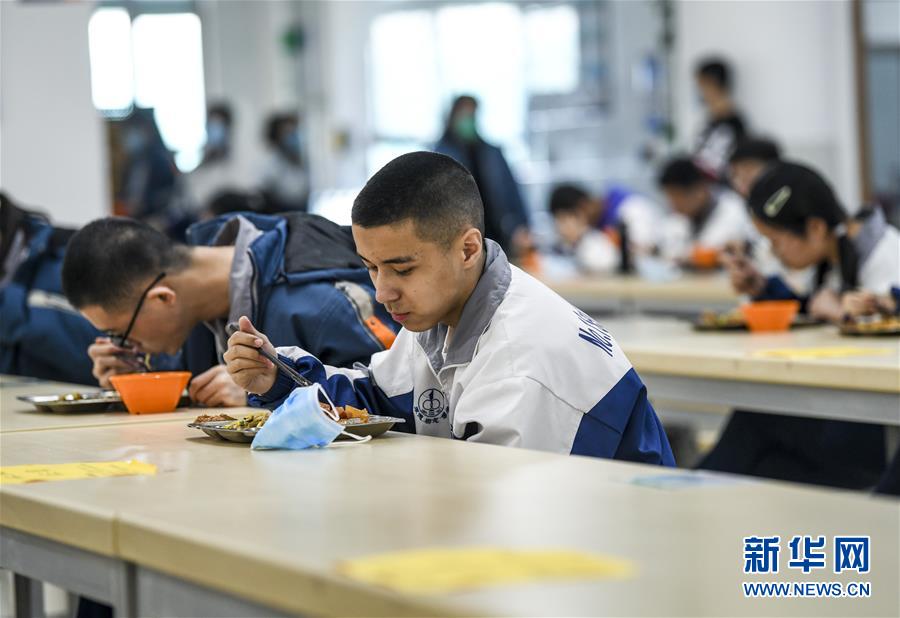 （圖文互動）（6）&ldquo;早&rdquo;安同學，&ldquo;早&rdquo;安老師！&mdash;&mdash;新疆初高中畢業班復課一周回訪見聞