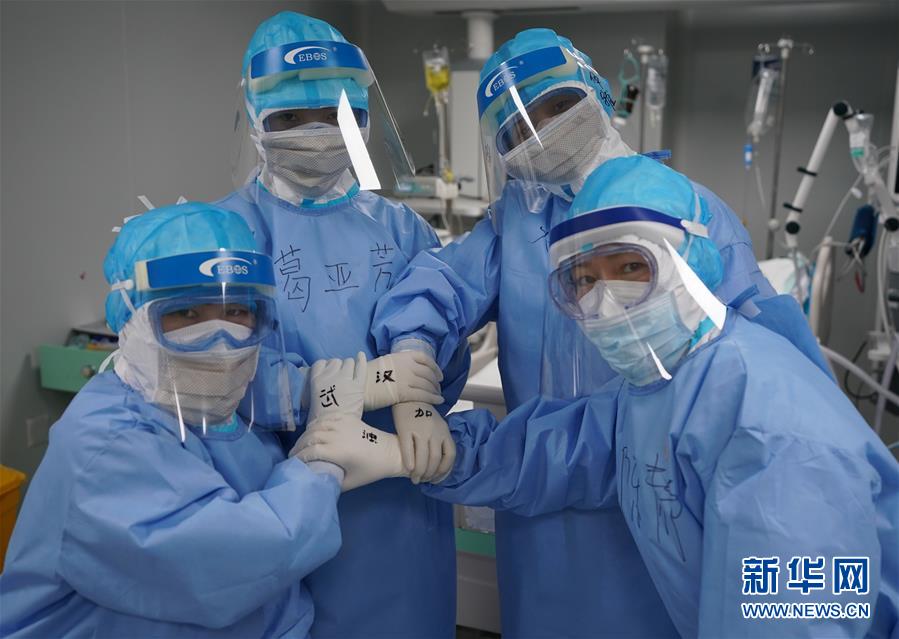 (新華全媒頭條·圖文互動)(13)和時間拼速度 與死神搶生命——火神山醫院重癥醫學一科里的“生死戰”