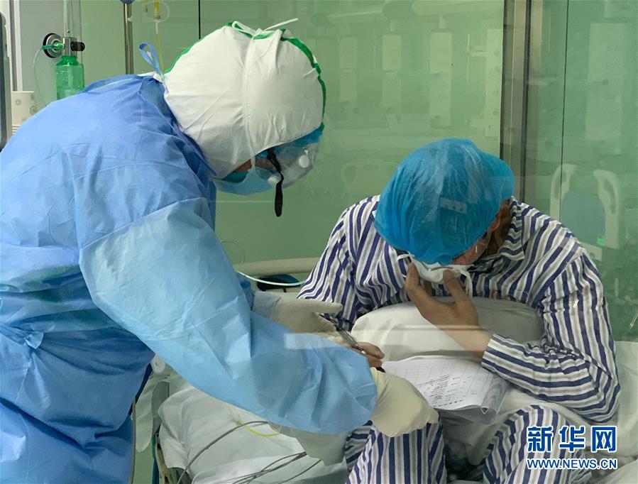 (一線抗疫群英譜·圖文互動(dòng))(3)除夕夜奔赴隔離重癥病房的侯坤