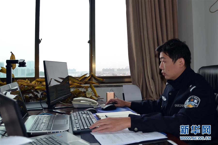 （習(xí)近平致敬的戰(zhàn)&ldquo;疫&rdquo;英雄&middot;公安干警篇&middot;圖文互動）（8）他們，抗疫一線鑄警魂