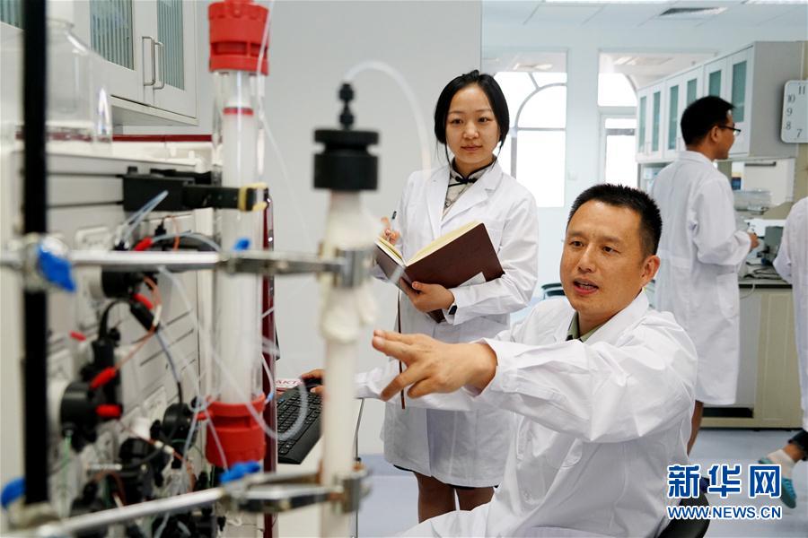 （習近平致敬的戰&ldquo;疫&rdquo;英雄&middot;科技工作者篇&middot;圖文互動）（2）他們，爭分奪秒與病魔較量