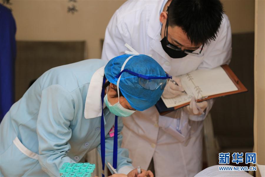 （習近平致敬的戰&ldquo;疫&rdquo;英雄&middot;科技工作者篇&middot;圖文互動）（8）他們，爭分奪秒與病魔較量