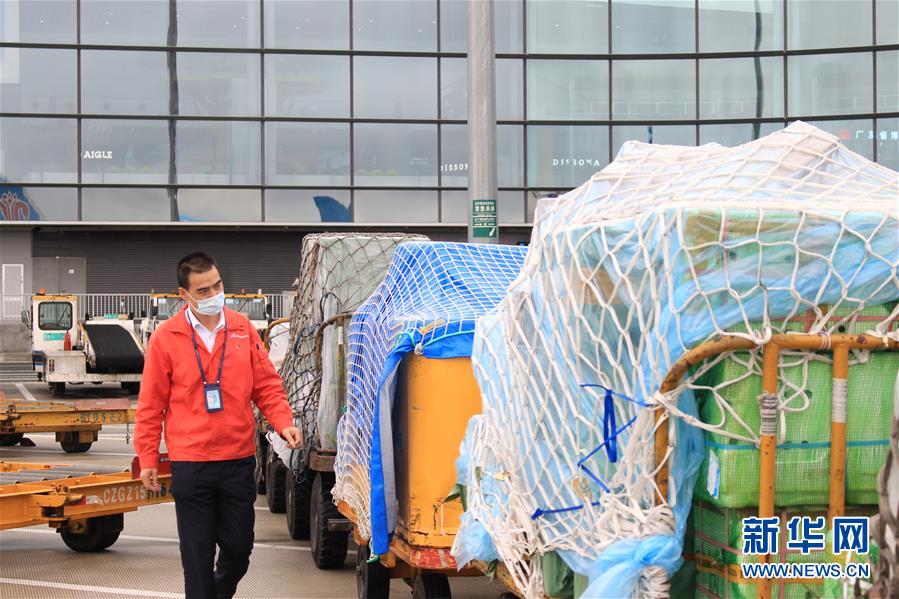 （一線抗疫群英譜&middot;圖文互動）機(jī)坪上，他為抗疫物資保駕護(hù)航