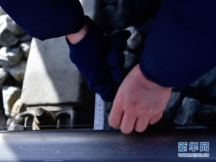 （新華全媒頭條&middot;圖文互動）（10）用腳步和忠誠守護雪域天路&mdash;&mdash;記青藏鐵路望昆線路車間副主任于本蕃