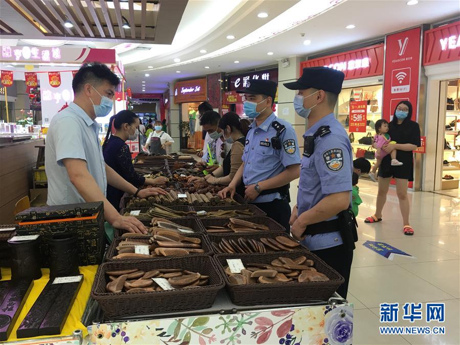 (新華全媒頭條·圖文互動(dòng))(2)戰(zhàn)斗在防疫最前沿——來自“五一”國際勞動(dòng)節(jié)的致敬