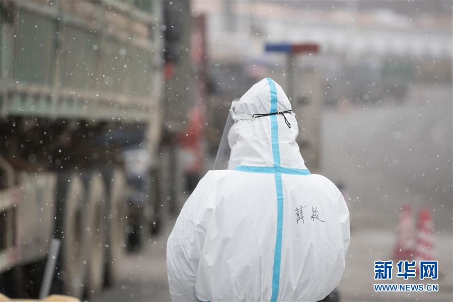 (新華全媒頭條·圖文互動(dòng))(7)戰(zhàn)斗在防疫最前沿——來自“五一”國際勞動(dòng)節(jié)的致敬