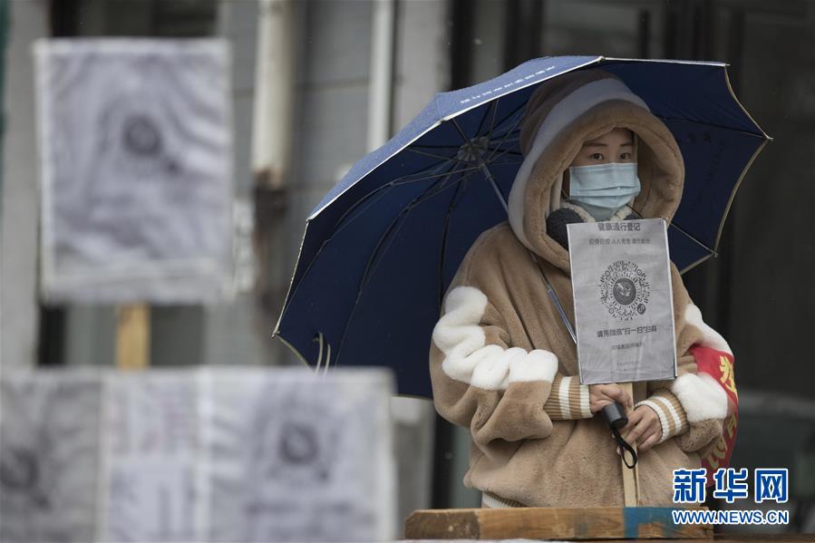 (新華全媒頭條·圖文互動(dòng))(10)戰(zhàn)斗在防疫最前沿——來自“五一”國際勞動(dòng)節(jié)的致敬