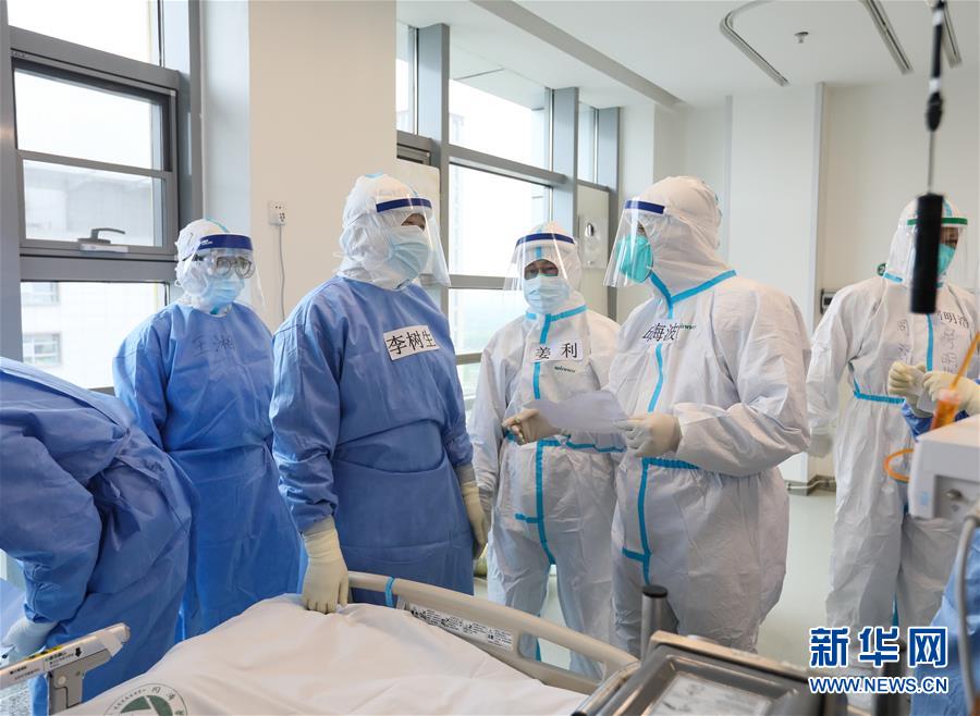 (新華全媒頭條·圖文互動(dòng))(1)戰(zhàn)斗在防疫最前沿——來自“五一”國際勞動(dòng)節(jié)的致敬