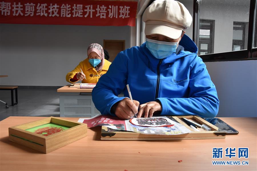 (決戰(zhàn)決勝脫貧攻堅·圖文互動)從“灶臺”到“非遺”舞臺——寧夏海原縣農村婦女雙手拓開致富路