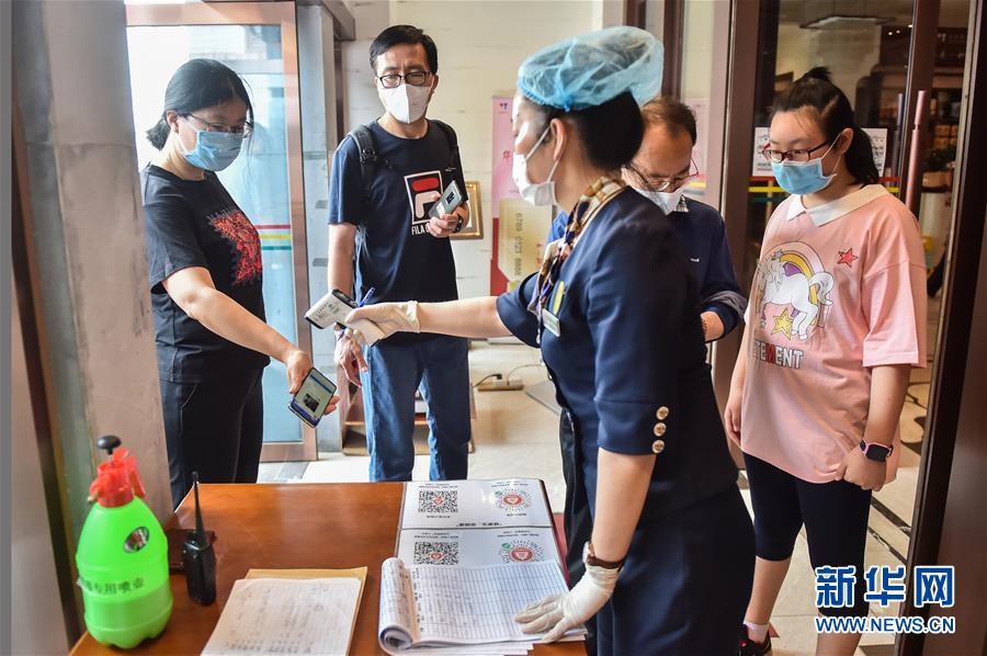 （圖文互動）（1）北京節(jié)日市場復(fù)工忙、人氣旺