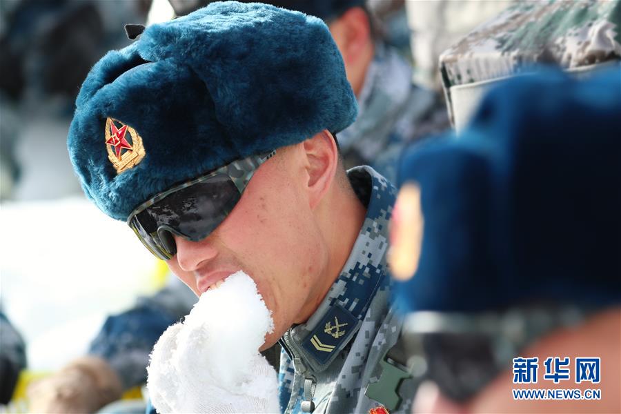 （圖文互動(dòng)）（3）特寫：山再高，也要把給養(yǎng)送上去！