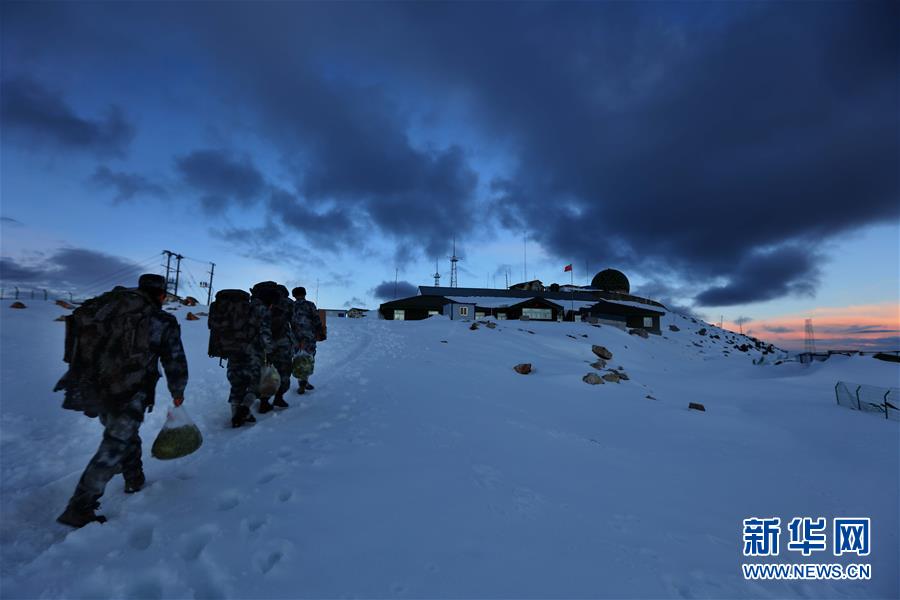 （圖文互動(dòng)）（5）特寫：山再高，也要把給養(yǎng)送上去！