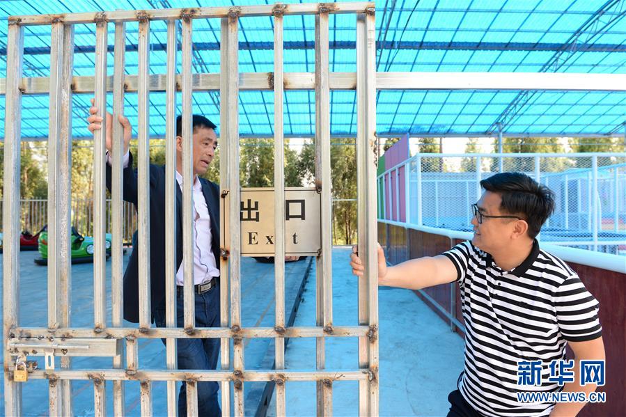 （決戰(zhàn)決勝脫貧攻堅(jiān)&middot;圖文互動）（1）理發(fā)師&ldquo;修剪&rdquo;鄉(xiāng)村游一團(tuán)亂麻