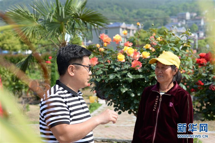 （決戰(zhàn)決勝脫貧攻堅(jiān)&middot;圖文互動）（2）理發(fā)師&ldquo;修剪&rdquo;鄉(xiāng)村游一團(tuán)亂麻